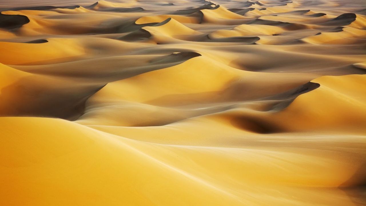 Endlose Sanddünen in der Sahara. Sie können bis 180 Meter hoch werden.