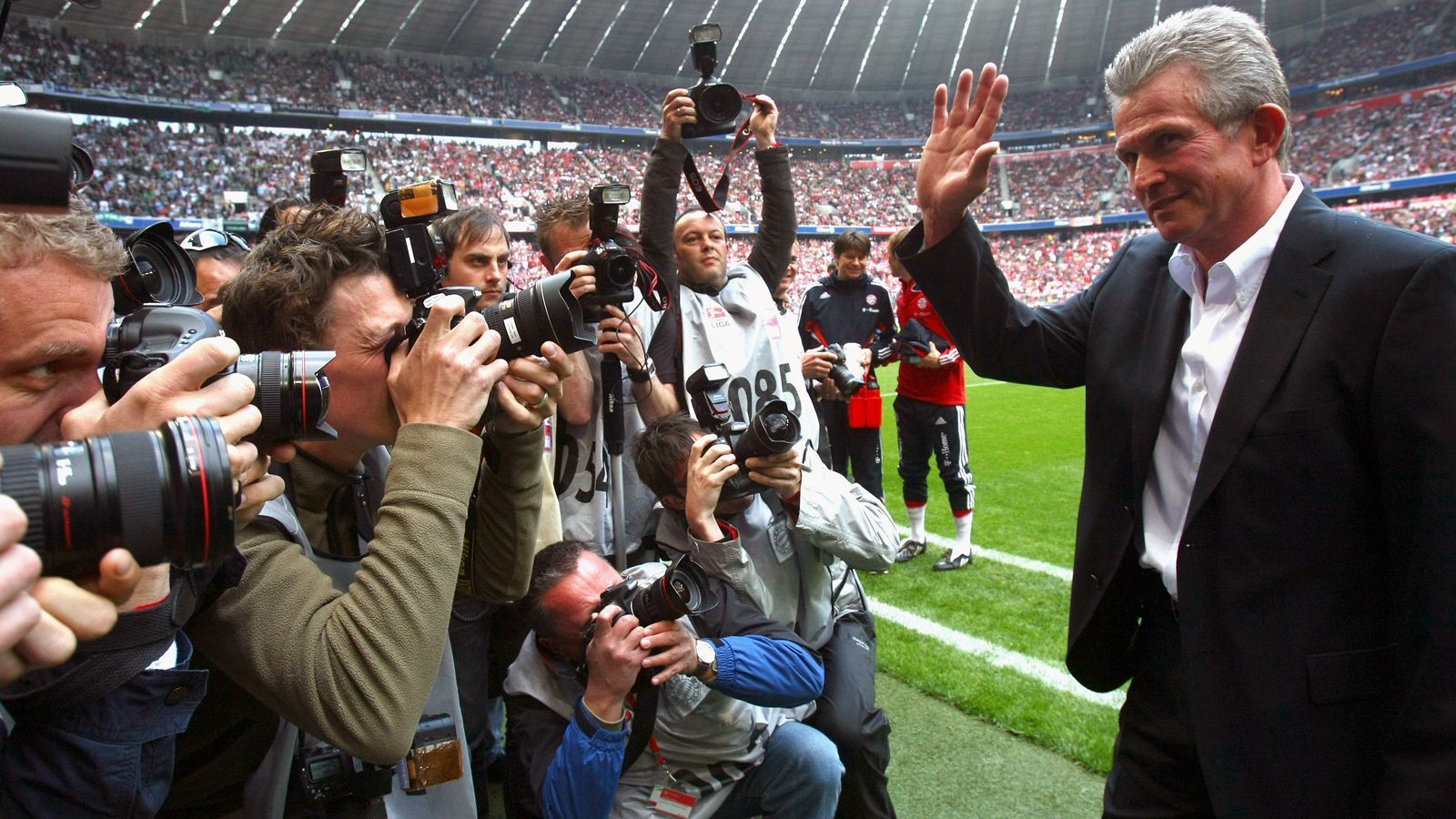 
                <strong>Jupp Heynckes (27. April 2009 bis 30. Juni 2009)</strong><br>
                Apropos Jupp Heynckes: Der FC Bayern war im Frühjahr 2009 dafür verantwortlich, dass der frühere Bundesliga-Torjäger noch einmal als Trainer so richtig durchstartete. Als das Experiment mit Jürgen Klinsmann im April 2009 als beendet erklärt und der frühere DFB-Coach gefeuert wurde, erwies Heynckes vor allem seinem langjährigen Kumpel Uli Hoeneß einen Freundschaftsdienst und übernahm das Traineram interimistisch für die fünf verbliebenen Saisonspiele. Durch vier Siege und ein Remis verbesserte sich der FCB unter Heynckes noch auf Platz zwei und der Trainer-Veteran war damit zurück im Geschäft. Anschließend holten die Münchner Louis van Gaal und Heynckes heuerte in Leverkusen an. 2011 kehrte "Don Jupp" an die Säbener Straße zurück und von Oktober 2017 bis Juni 2018 ein weiteres Mal. 
              