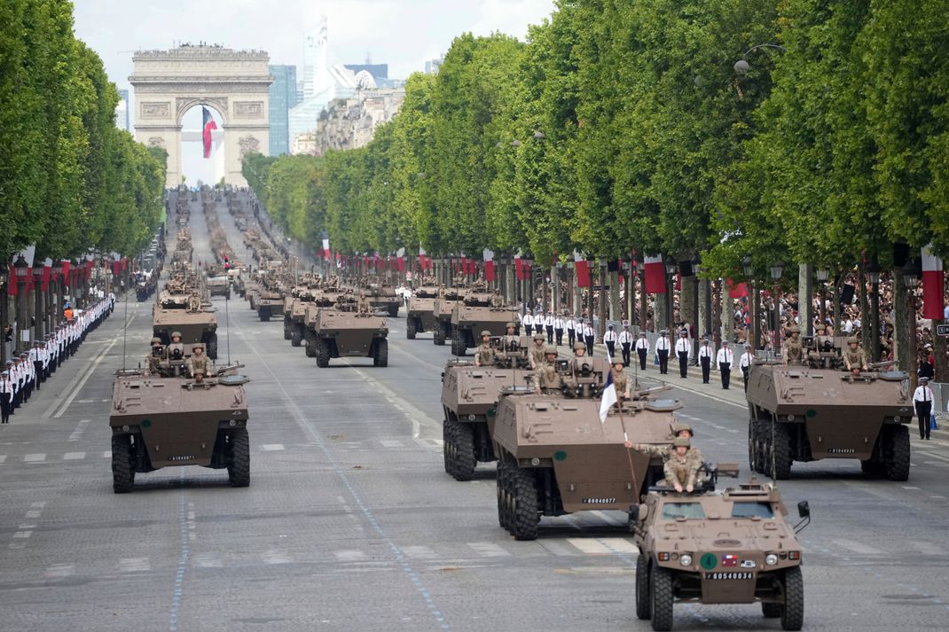 Frankreich hat mit einer Militärparade in Paris seinen Nationalfeiertag am 14. Juli begangen.