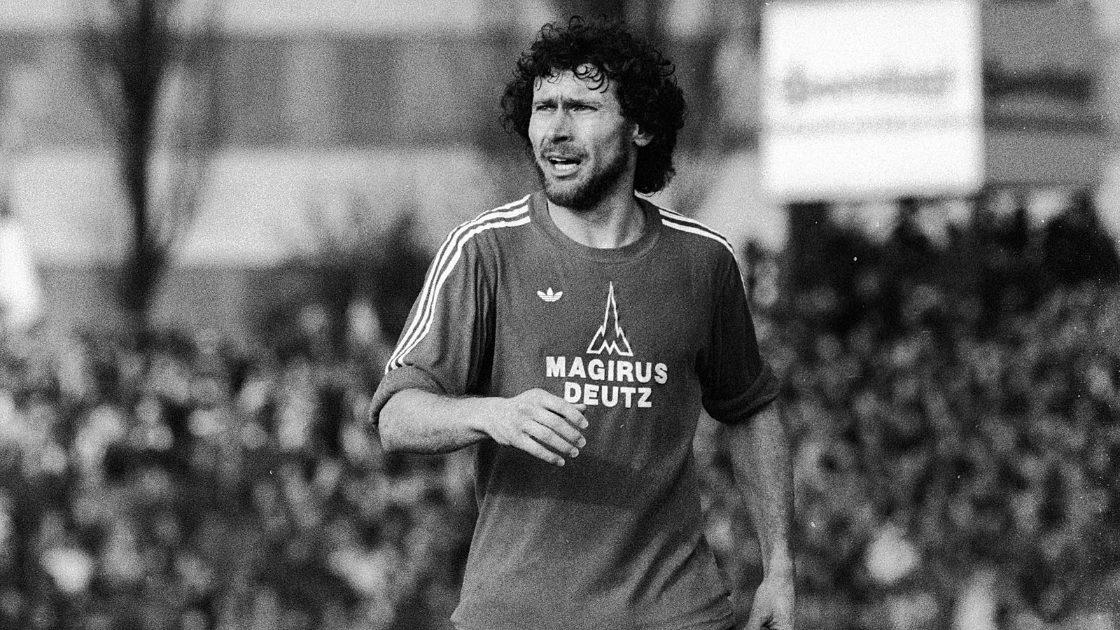 
                <strong>Paul Breitner</strong><br>
                Direkt im ersten Trainingslager 1978 in Mittenwald lederte Breitner gegen alles und jeden. Die Unterkunft, das Essen, die Übungen auf dem Platz. Für Breitner alles Mist! Und der Trainer bekam auch sein Fett weg. "Lorant fehlen die fachlichen Voraussetzungen. Das Trainingslager steht unter einem sehr schlechten Stern. Für den Trainer und mich ist diese Saison eigentlich schon gelaufen", sagte Breitner damals. Und seine Mitspieler? Die hielt er für maximal mittelmäßig, bekannte er Jahre später. Lorant musste Ende 1978 seinen Hut nehmen. Breitner hatte gewonnen.
              