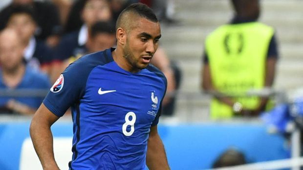 
                <strong>Dimitri Payet (Frankreich)</strong><br>
                Dimitri Payet (Frankreich): Führte sich in der achten Minute mit einem krachenden Zweikampf gegen Cristiano Ronaldo in die Partie ein und konnte froh sein, ohne Verwarnung weiterspielen zu können. Der Zauberfuss zeigte dann aber auch seine technischen Fähigkeiten, als er mit einem Traumpass auf Griezmann die erste Top-Chance einleitete. Ansonsten bleib der französische Publikumsliebling eher blass und musste folgerichtig in der 58. Minute Kingsley Coman weichen. ran-Note: 3
              