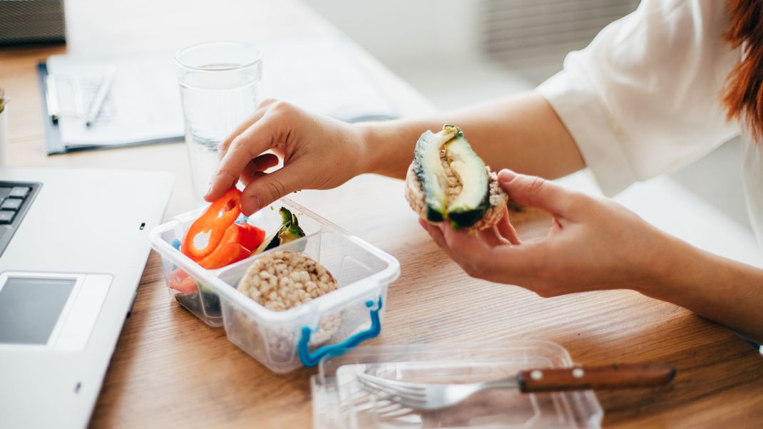 Statt zu Gummibärchen oder Chips zu greifen, gibt es weitaus gesündere Optionen für eine Zwischenmahlzeit. Wir klären, wie du Snack-Fehler vermeiden kannst. 