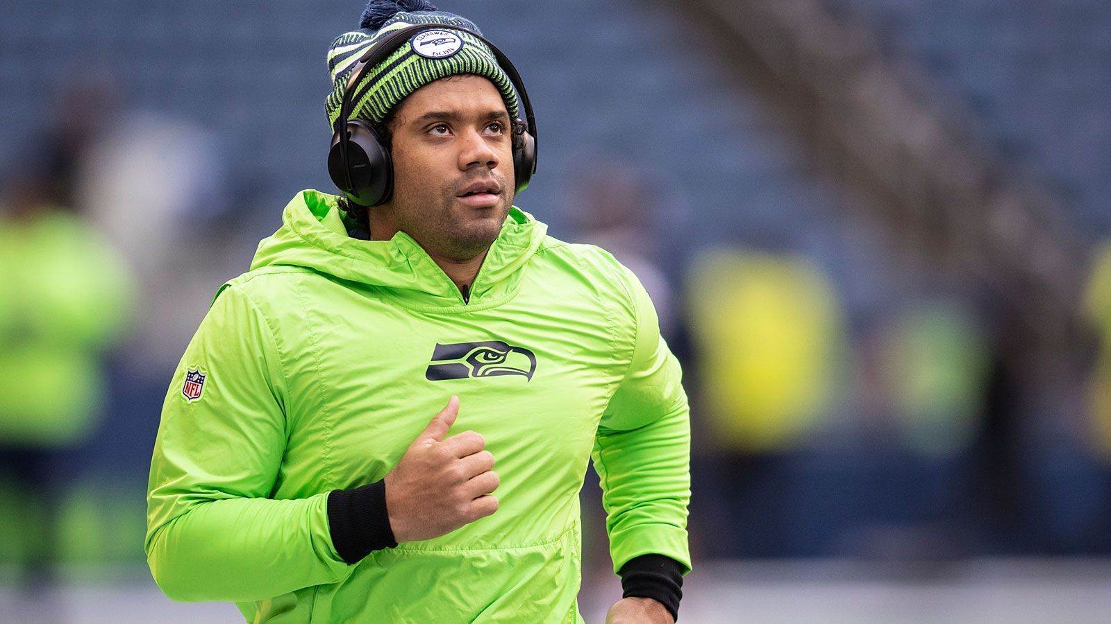 
                <strong>Verlierer: Russell Wilson</strong><br>
                Gleich zwei Running Backs gingen den Seattle Seahawks am Sonntag bei der Niederlage gegen die Arizona Cardinals verloren. Sowohl Chris Carson wie auch C.J. Prosise verletzten sich und fallen laut Head Coach Pete Carroll für den Rest der Saison aus. Der vielleicht größte Leidtragende des Verletzungspechs ist Quarterback Russell Wilson, dem in der enorm wichtigen Partie gegen die San Francisco 49ers am Wochenende und vermutlich auch in den Playoffs die Entlastung aus dem Backfield fehlen wird. Als Reaktion auf die Verletzungssorgen verpflichteten die Seahawks die Running Backs Marshawn Lynch und Robert Turbin.
              