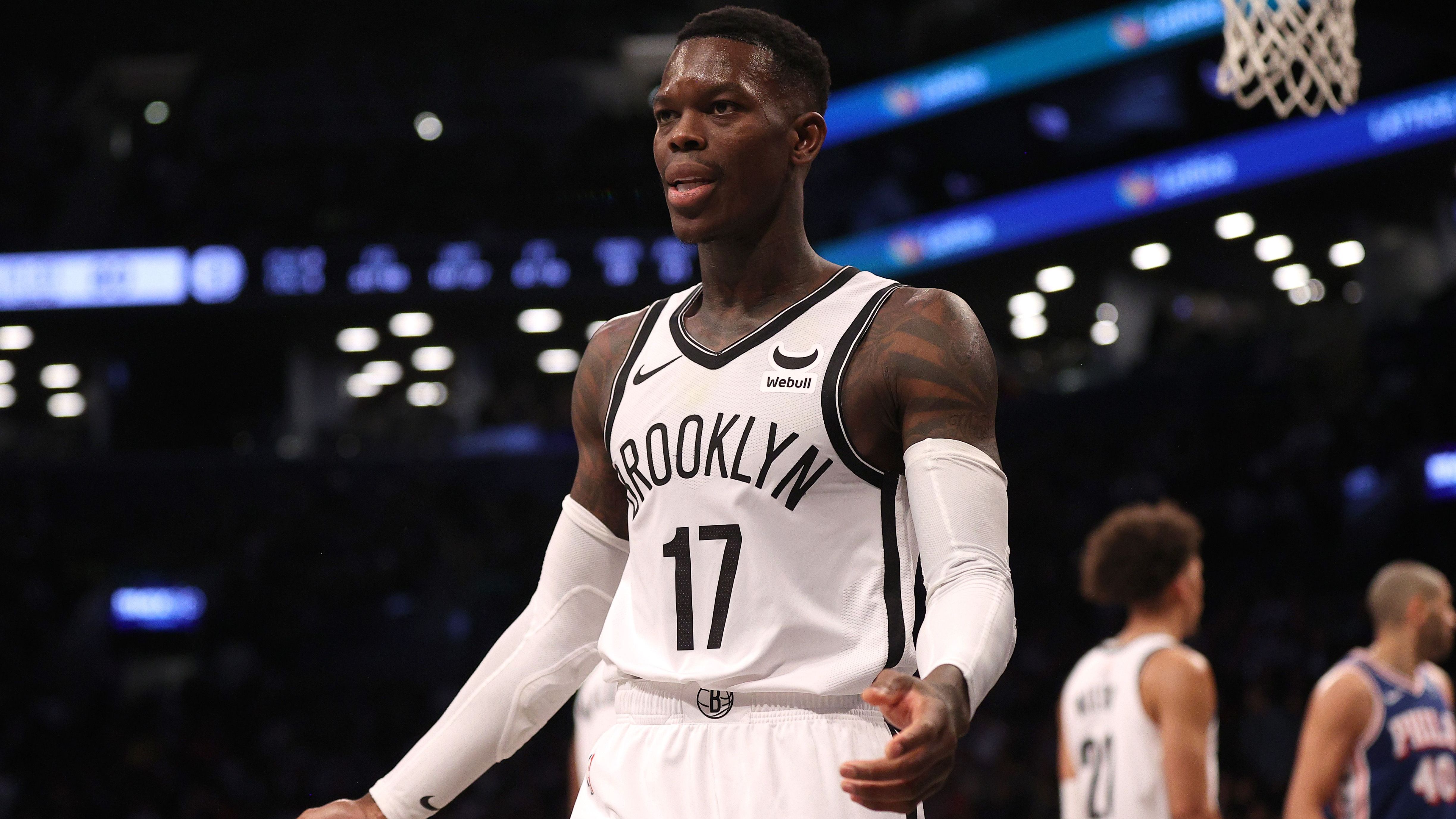 <strong>Dennis Schröder (Brooklyn Nets)</strong><br>Anders als im DBB-Team läuft es für Dennis Schröder in der NBA schon länger mehr so richtig gut. Der Trade von den Toronto Raptors zu den Brooklyn Nets brachte den Point Guard nicht so wirklich weiter, weil die Franchise auf Rang elf einkommend die Play-Ins verpasste. Schröder performte in den vergangenen Monaten solide und kam im Trikot der Nets auf 14,6 Punkte pro Spiel.