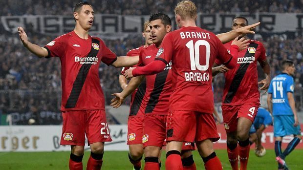 
                <strong>Bayer Leverkusen</strong><br>
                Nach einer desaströsen Saison mit Platz zwölf sollte es für einen Klub wie Bayer nicht ganz so schwer sein, sich signifikant zu verbessern. Das Wunschziel lautet aber immerhin Champions League. Und der neue Trainer Heiko Herrlich ist der richtige Mann dafür, nach dem Chaos um Roger Schmidt und dem freien Fall unter Tayfun Korkut wieder Stabilität in den Klub zu bringen. Oder, wie Stefan Kießling es sagte: "Wir waren keine richtige Mannschaft. Heiko Herrlich hat vom ersten Tag an bei uns genau da angesetzt und vermittelt, dass man nur gemeinsam etwas erreichen kann."
              