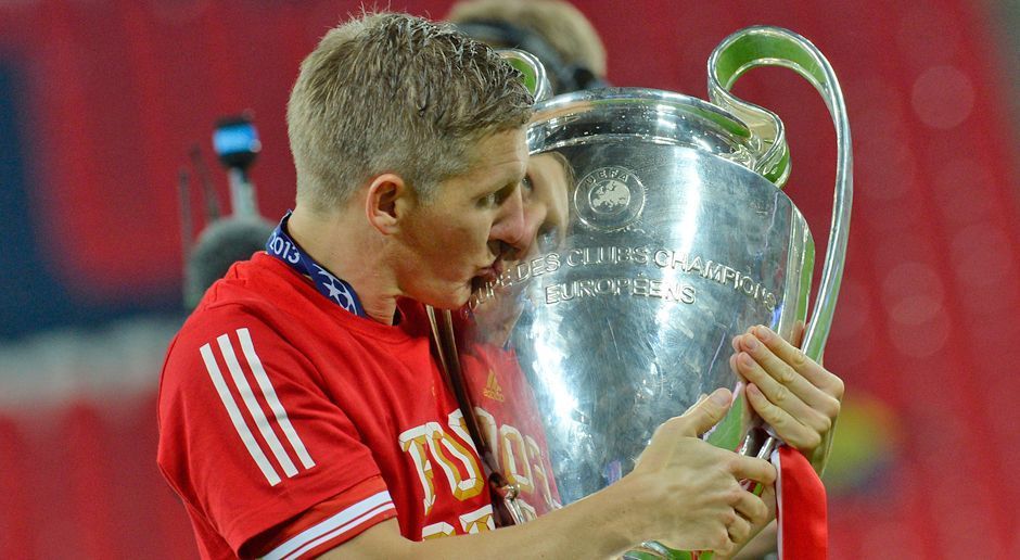 
                <strong>Zentrales Mittelfeld: Bastian Schweinsteiger</strong><br>
                ... Fußballgott! Keine Frage, Bastian Schweinsteiger muss einfach in die historische Top-Elf der Bayern. 13 Jahre, fast 400 Spiele. Dabei acht deutsche Meisterschaften, sieben Pokalsiege, UEFA Supercup, FIFA-Klub-Weltmeisterschaft und natürlich der Champions-League-Titel 2013. "Schweini" hat alles gewonnen, was es zu gewinnen gibt. Erst auf der Außenbahn zu Hause, zog ihn Louis van Gaal ins zentrale Mittelfeld. Zusammen mit Javi Martinez bildete er in der Triple-Saison wohl die beste Doppelsechs der Welt. Neben seiner Weltklasse auf dem Platz blieb Schweinsteiger auch neben dem Feld immer bescheiden und höflich. Ein echter Champion eben.
              