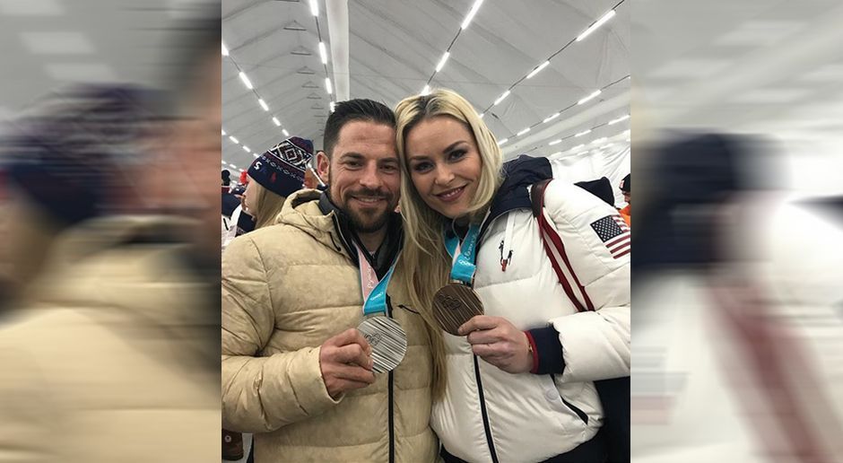 
                <strong>Was geht bei Miss Vonn?</strong><br>
                Von einer Hochzeit wollen wir bei Yannic Seidenberg und Lindsey Vonn noch nicht sprechen, aber träumen wird man mit dem 34-Jährigen ja dürfen. Der Hinflug wurde für ihn zum unverhofften Highlight, als er plötzlich neben dem amerikanischen Skistar saß. Nach Silber lud er sie spontan ins Deutsche Haus zum Feiern ein. Vor zwei Wochen verriet er noch scherzhaft: "Ich hab' nicht sofort nach einem Date mit ihr gefragt." Ob er es im Rahmen der Feierlichkeiten im Deutschen Haus gemacht hat ...
              