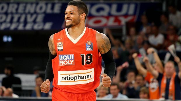 
                <strong>Chris Babb (ratiopharm Ulm)</strong><br>
                Chris Babb (26 Jahre, ratiopharm Ulm): "Chris ist ein richtig guter Scorer, ein körperlicher Spieler, der auf der Position des Small Forwards mit seiner Erfahrung und seinem Leistungsvermögen viele Gegner verteidigen kann – auch, wenn sie vielleicht mal etwas größer sind als er. Aber auch kleinere Power Forwards, die flinker sind als andere, kann Chris auf seiner Position gut verteidigen. Hinzu kommt, dass Chris auch offensiv eine Waffe ist und mal als Rotationsspieler den einen oder anderen Dreier versenken kann. In der NBA werden oft Spieler gesucht, die mehrere Positionen verteidigen können."
              