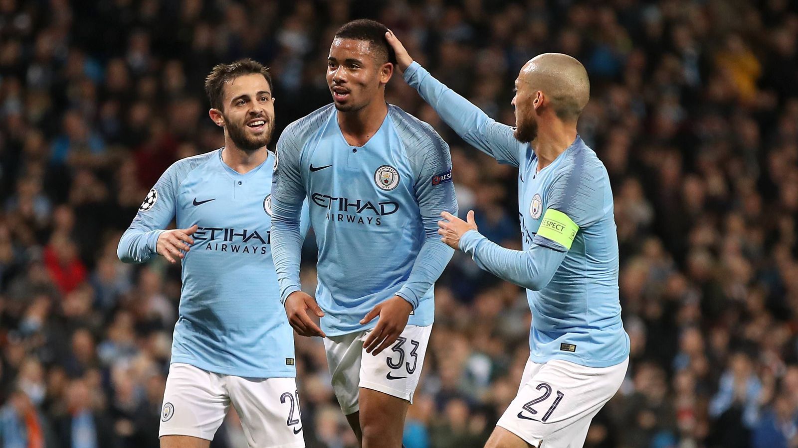 
                <strong>Citizen-Kader ist über eine Milliarde Euro wert</strong><br>
                Manchester City wurde 1937, 1968, 2012, 2014 und 2018 englischer Meister und gewann auch fünfmal den FA Cup (zuletzt 2011). Im Jahr 1970 holte der 1880 gegründete Verein den Europapokal der Pokalsieger, den bislang einzigen internationalen Titel. Im September 2008 stieg ein Investmentunternehmen aus dem Emirat Abu Dhabi in großem Stil bei City ein. Seitdem befinden sich die Citizens im sportlichen Höhenflug. Der Wert des aktuellen Kaders liegt bei rund einer Milliarde Euro.
              