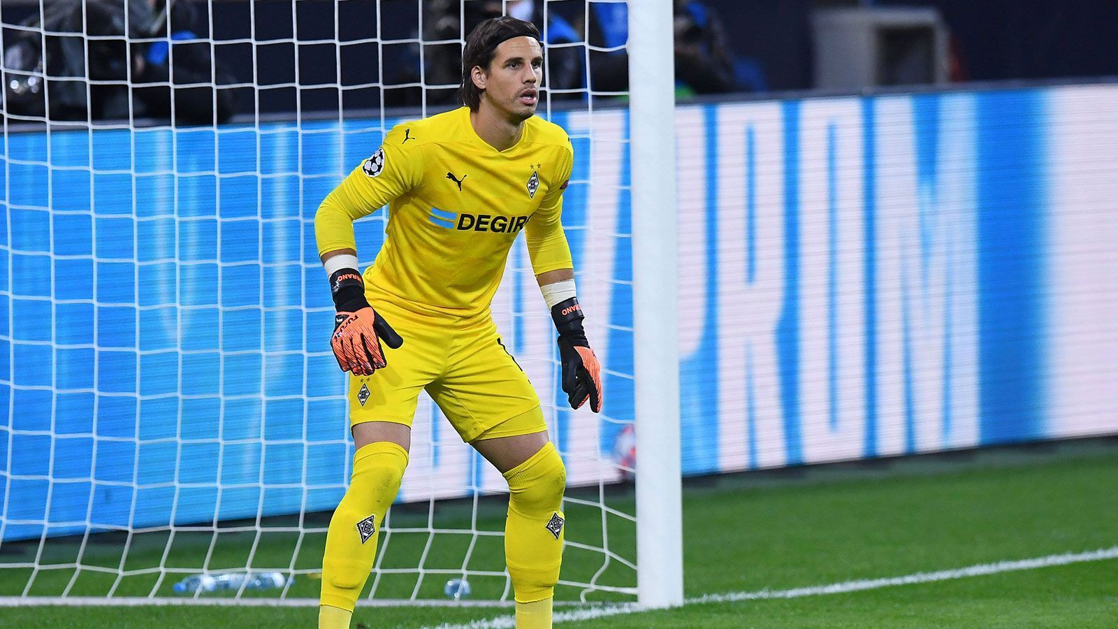 
                <strong>Yann Sommer </strong><br>
                Der mit Abstand beste Gladbacher. Hat bei den Benzema-Toren keine Chance, pariert in der ersten Halbzeit aber bockstark gegen Modric und verhindert das 3:0. So auch früh in der zweiten Halbzeit gegen einen weiteren Benzema-Kopfball und einen Kroos-Schuss. Seine Parade gegen einen Ramos-Kopfball sieht auch optisch spektakulär aus. ran-Note 2
              