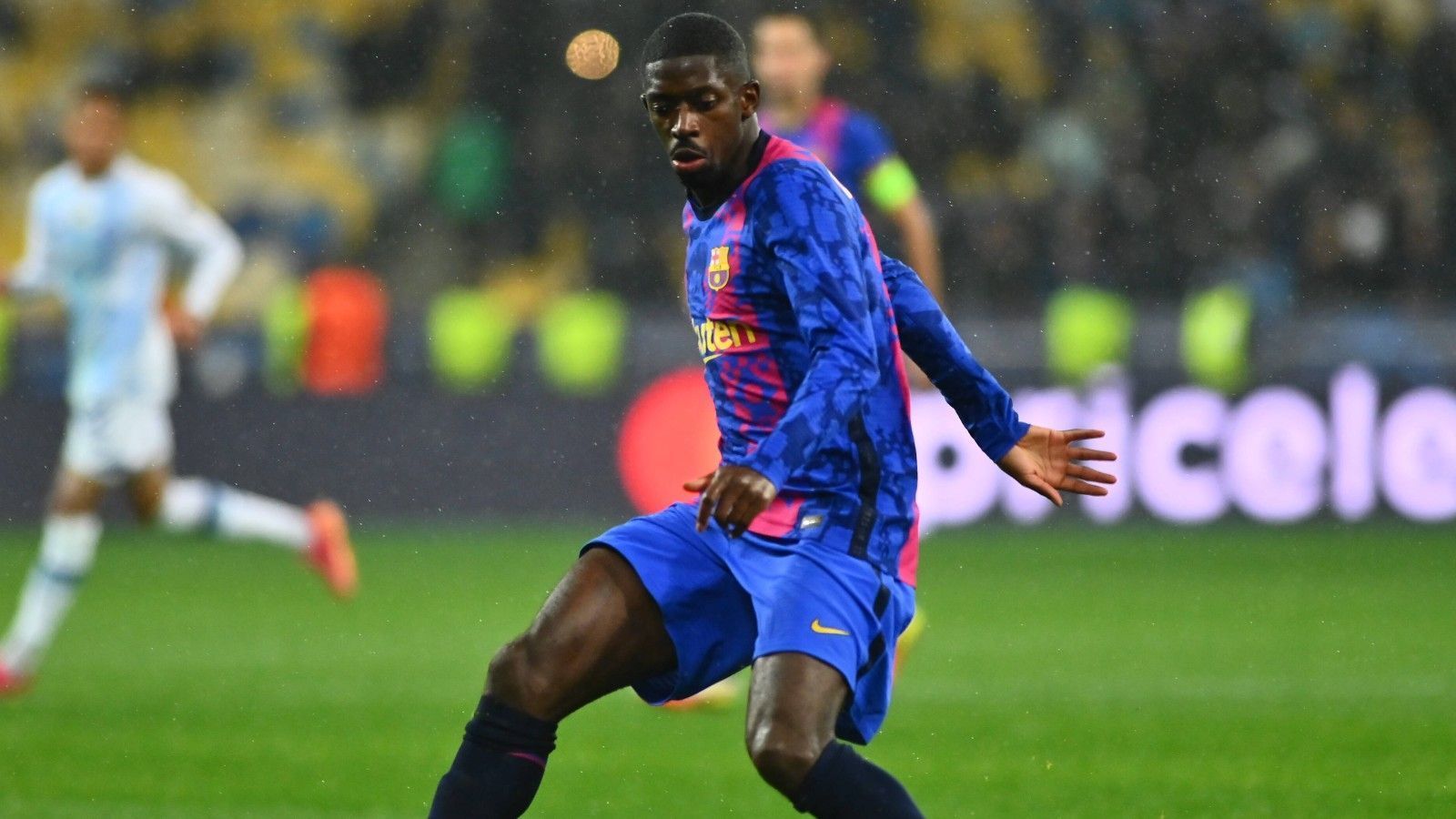 
                <strong>Die Krankenakte des Ousmane Dembele</strong><br>
                Es läuft einfach nicht für Ousmane Dembele. Erst vor knapp zwei Wochen stieg der Offensivstar wieder in das Training beim FC Barcelona ein, am Dienstag feierte er in der Champions League mit einem rund 25-minütigen Auftritt sein Comeback nach 134 Tagen. Doch nun der Schock: Dembele fällt erneut aus. Laut Klub-Angaben hat sich der 24-Jährige erneut an seiner Problemstelle, dem Oberschenkel, verletzt.
              