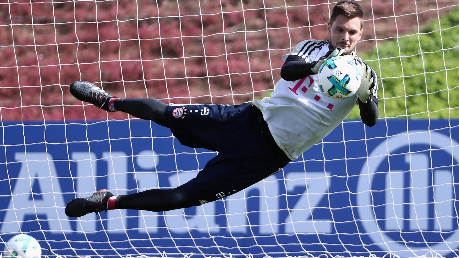 
                <strong>Sven Ulreich</strong><br>
                Der Abgang des langjährigen Ersatzmanns von Manuel Neuer scheint durch die Verpflichtung von Schalkes Alexander Nübel fast sicher. Da Bayern-Vorstandsmitglied Oliver Kahn zuletzt eine Leihe Nübels ausschloss, wird sich der 31-jährige wohl nicht mit der Rolle des dritten Torwarts zufriedengeben. Ulreich steht noch bis 2021 unter Vertrag in München und vertrat Manuel Neuer seit 2015 in 68 Pflichtspielen zwischen den Pfosten des deutschen Rekordmeisters. Der FC Augsburg und Hertha BSC Berlin sollen sich bereits für die Dienste des Routiners interessieren. 
              