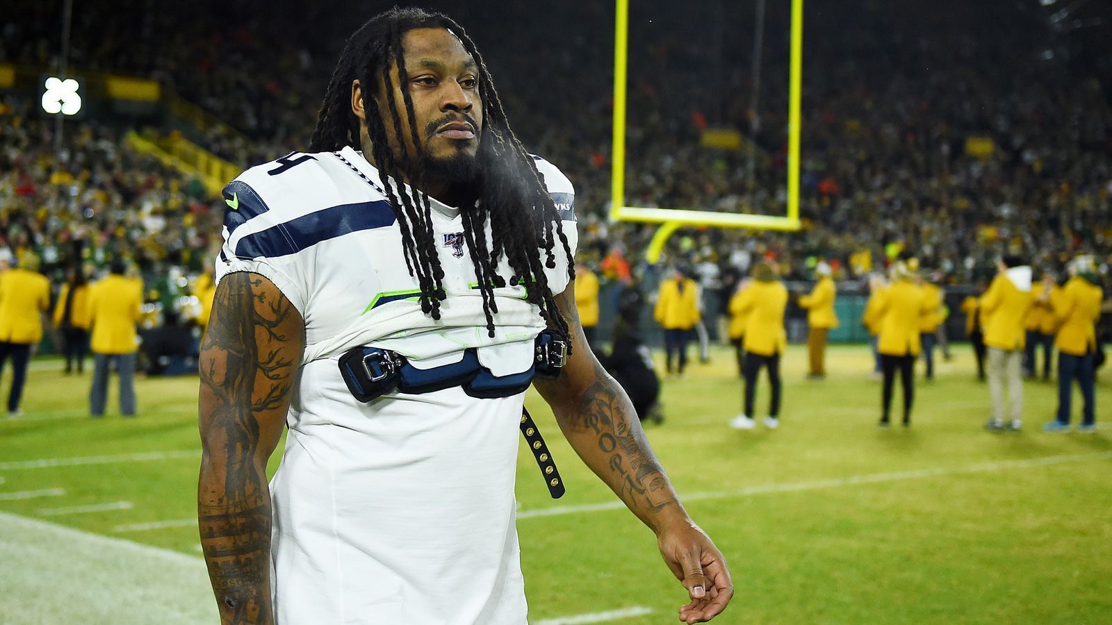 
                <strong>Marshawn Lynch (Free Agent)</strong><br>
                "Beast Mode" gehört aktuell zwar keinem Team an, aber seine Karriere beendet hat Lynch auch noch nicht. Beziehungsweise, er hat es schon mehrmals getan, ist aber immer wieder zurückgekommen. Lynch, am 22. April 1986 geboren, ist mit 34 Jahren auf jeden Fall auch ein Langzeitüberlebender auf der Position des Running Backs. 10.413 Yards hat er in seiner Karriere erlaufen, zu den 85 Rushing Touchdowns kommen neun gefangene. Und natürlich der Super-Bowl-Triumph von 2013 mit den Seattle Seahawks.
              