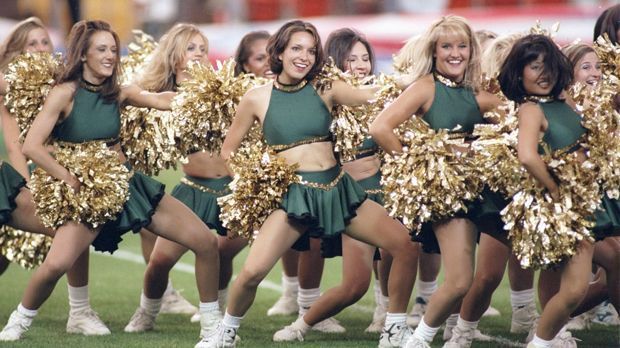 
                <strong>San Jose Earthquakes</strong><br>
                Auch in der MLS gehörten die Cheerleaderinnen schnell zum Standard. Beim kalifornischen Klub San Jose Earthquakes bescherten schon 1997 Tänzerinnen unterhaltsame Pausen während der Spiele. Damals hieß der Verein allerdings noch San Jose Clash.
              