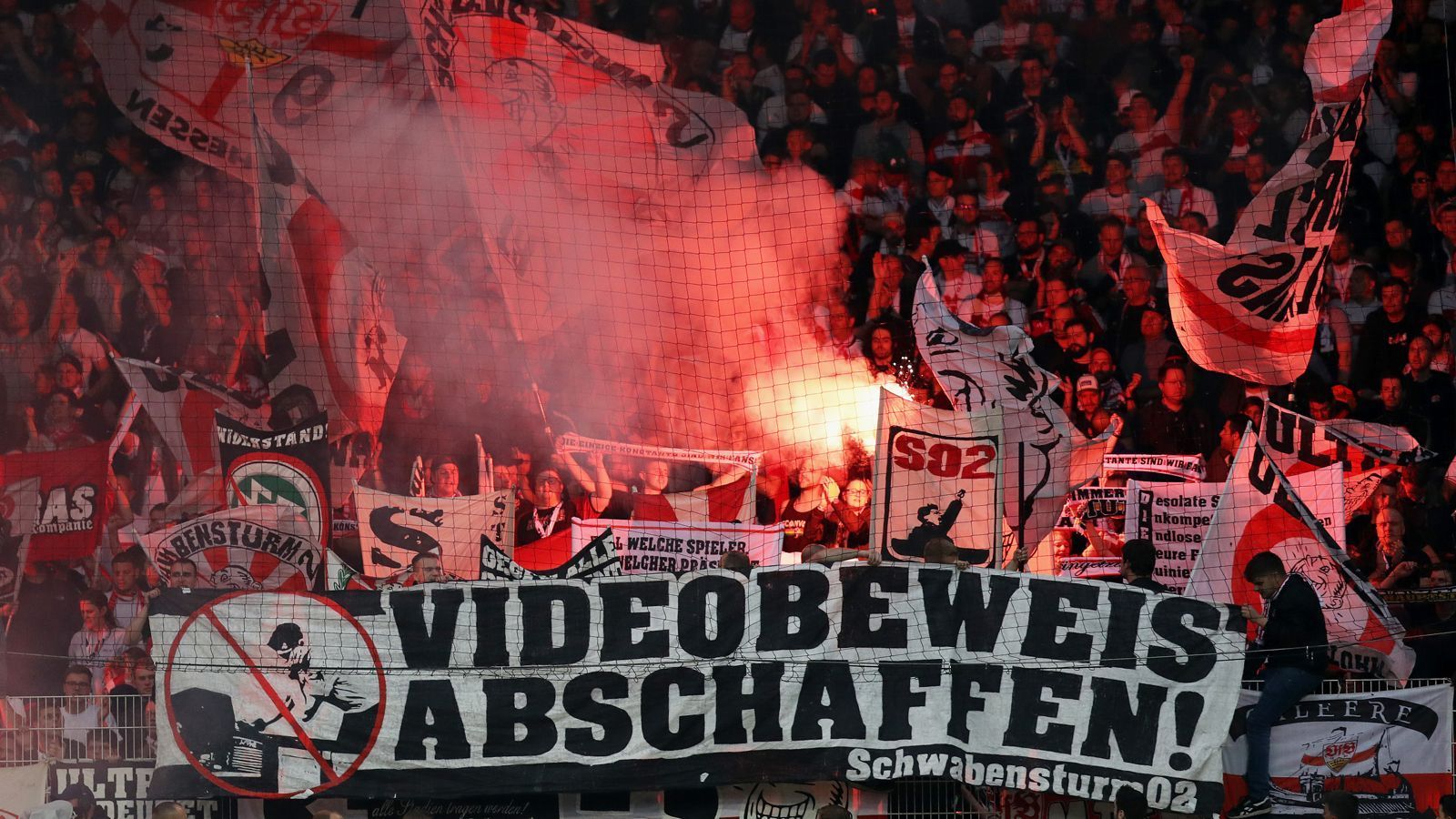 
                <strong>Die VFB-Fans hatten den Braten bereits vorab gerochen</strong><br>
                Alles auf Anfang. Zum Unmut der Stuttgarter Anhänger, die bereits vor der Partie ihr Missfallen gegen den Videobeweis äußerten.
              
