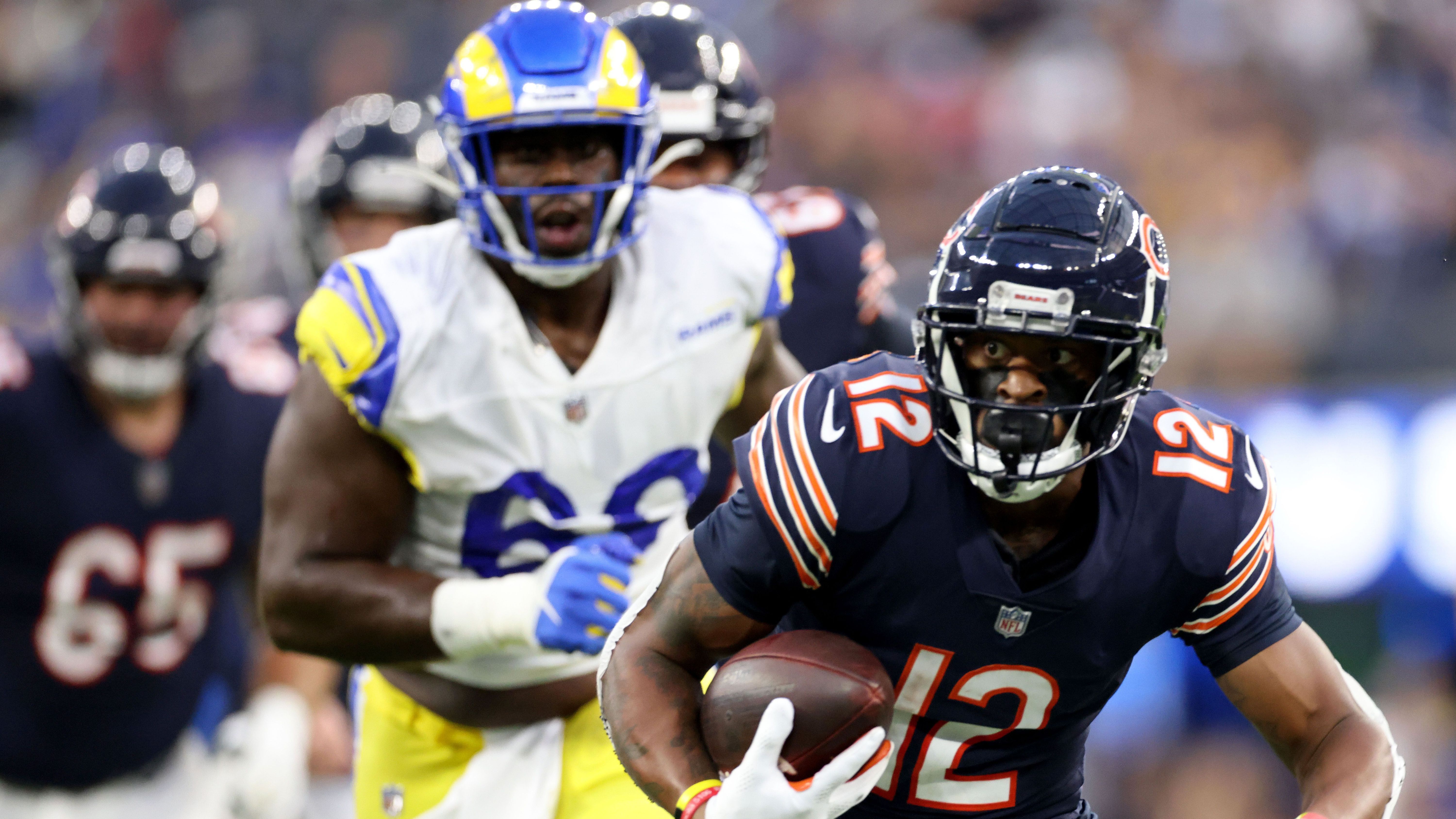 
                <strong>Allen Robinson (Chicago Bears)</strong><br>
                Zu seinem Missfallen erhielt Allen Robinson vor der Saison den Franchise Tage von den Chicago Bears. Nichts war es mit dem erhofften Langzeit-Deal. Auch deswegen scheint das Tischtuch zwischen der Franchise und dem Wide Receiver zerschnitten. Nach der Saison wird Robinson den Bears mit aller Wahrscheinlichkeit den Rücken kehren, derzeit tut er allerdings auch wenig, um sich für andere Teams in Stellung zu bringen. In sieben Spiele kommt er lediglich auf 250 Yards und nur zwei Touchdowns. Sein bestes Spiel war gegen die Detroit Lions, als er 63 Receiving Yards verzeichnete. Zum Vergleich: In der Saison 2020 gelangen ihm 70 oder mehr Yards in zwölf von 17 Spielen. 
              