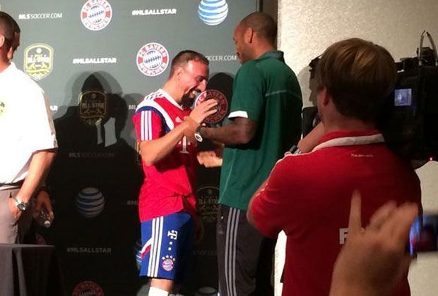 
                <strong>Bayern Münchens US-Tour</strong><br>
                Alte Bekannte: Franck Ribery und Thierry Henry, ehemalige Mannschaftskameraden bei der Equipe Tricolore, nehmen sich nach der Pressekonferenz am Montagabend Zeit für einen Plausch.
              