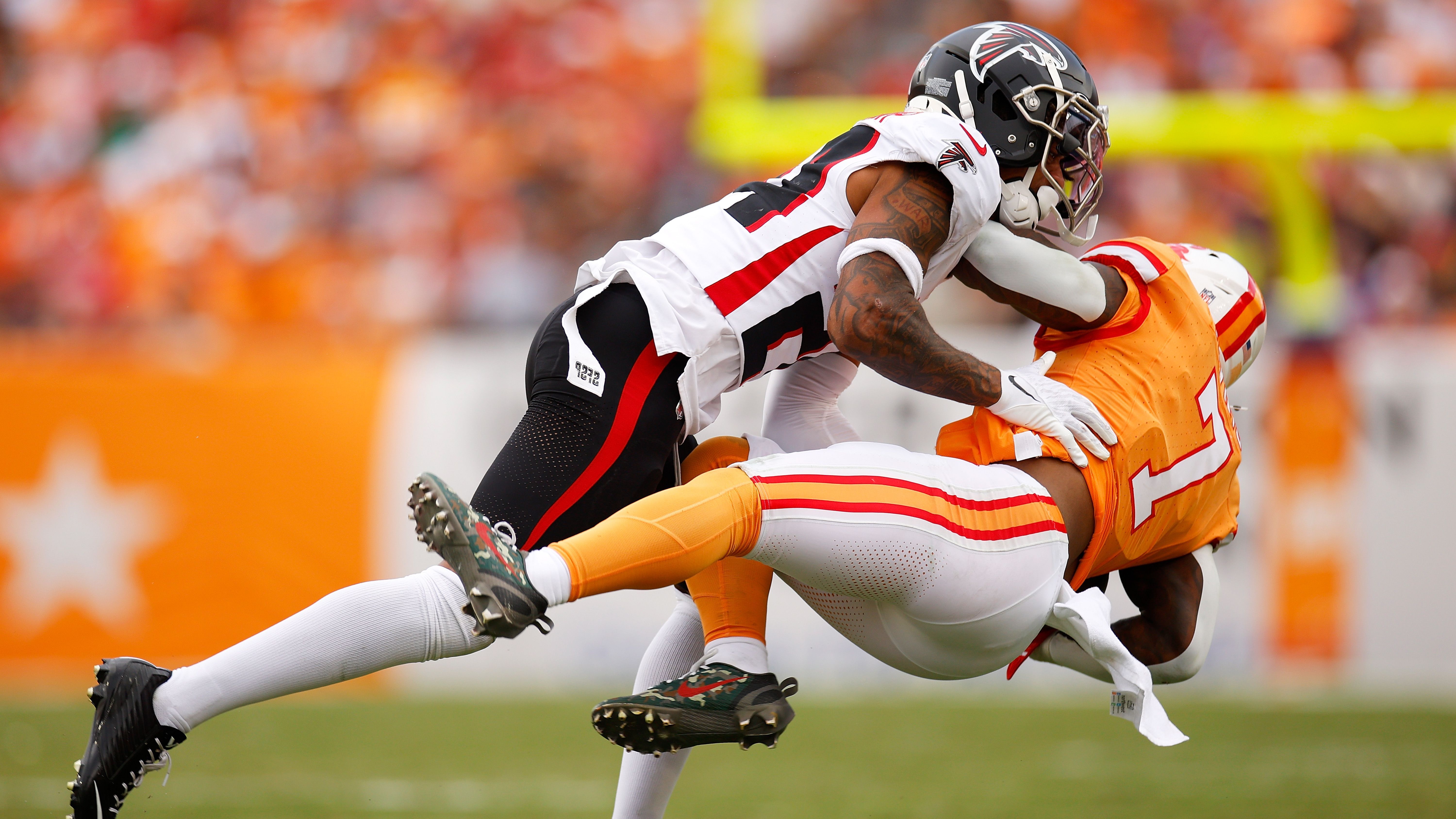 <strong>Platz 28: Atlanta Falcons<br></strong>Der chronisch schwache Pass Rush erhält mit Jalon Walker und James Pearce Jr. gleich zwei First Rounder, die für frischen Wind sorgen sollen. Abseits davon stellen die Falcons eine ordentliche Defensive, besonders die Secondary kann gegnerischen Offenses Schwierigkeiten bereiten. Wenn die Talente sofort einschlagen, dürften die Falcons weit nach oben klettern.