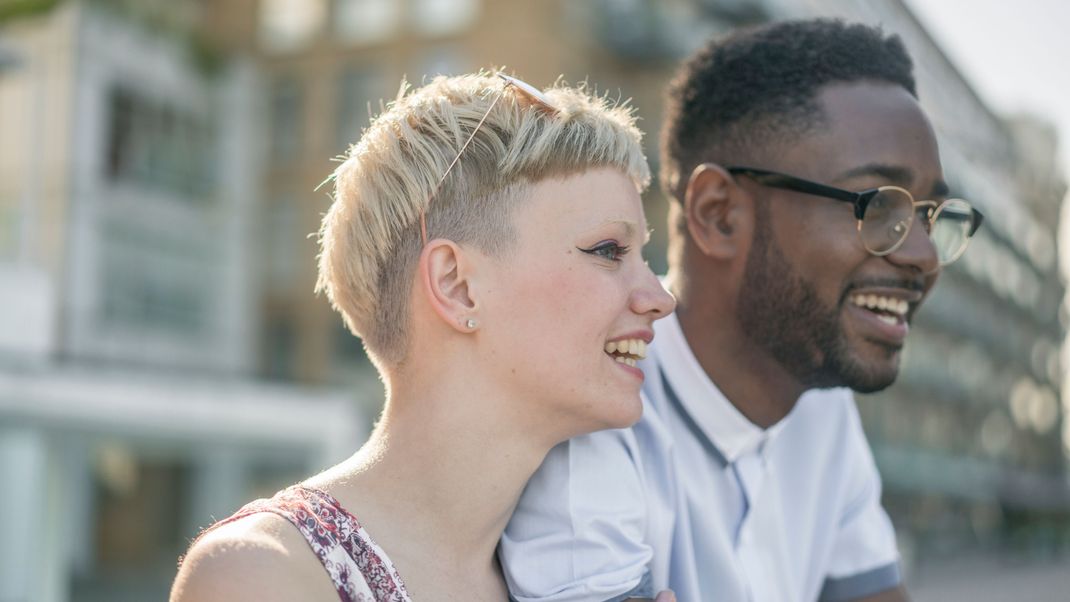 Der Pixie, hier mit Undercut, ist total vielseitig und schnell gestylt.