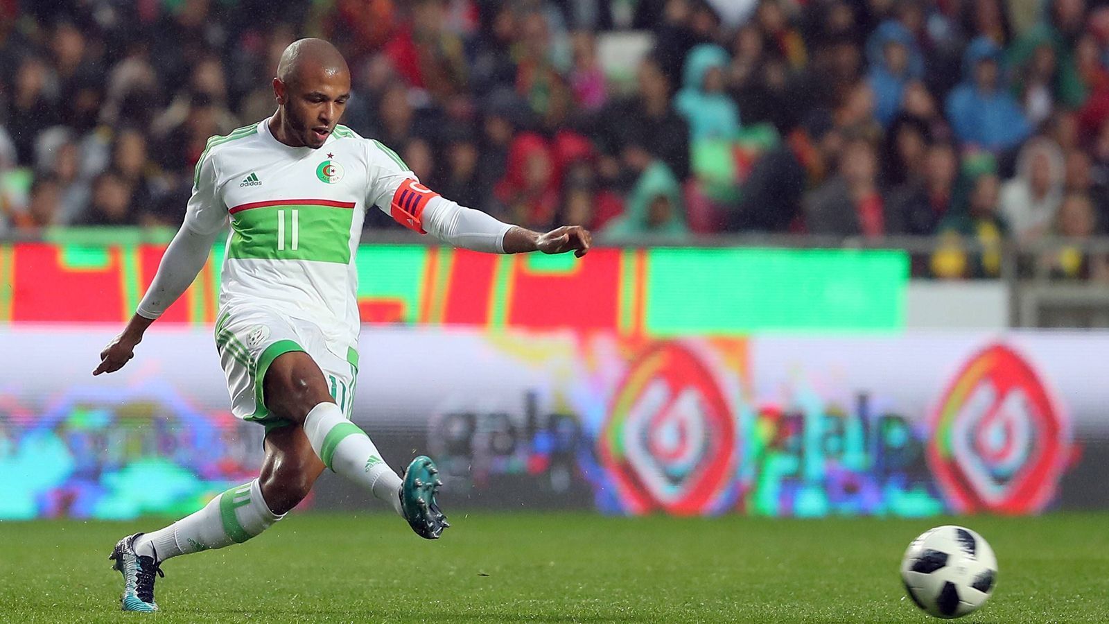 
                <strong>Yacine Brahimi (Algerien)</strong><br>
                Yacine Brahimi - Frankreich: Bis zur U21 spielte der in Paris geborene Sohn algerischer Einwanderer für Frankreich. Doch dann die Wende. Im Erwachsenenbereich läuft er nun für das Geburtsland seiner Eltern auf und glänzte mit Algerien bei den Weltmeisterschaften 2014 und 2018. Erst im Achtelfinale war 2014 gegen Deutschland für die Nordafrikaner Endstation.
              