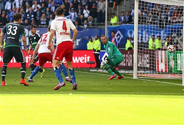 
                <strong>49. Minute: Hamburger SV - FC Schalke 04 1:0</strong><br>
                Die Imtech Arena platzt aus allen Nähten! Eine verunglückte Ecke von Ilicevic macht Djourou nochmal scharf, der den Ball per Hacke zu Ivica Olic weiterleitet. Der Kroate fackelt nicht lange und lässt Ralf Fährmann mit einem Schuss aus zehn Metern keine Chance.
              