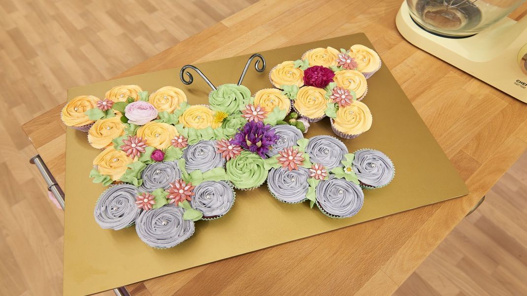 Buttermilch-Cupcakes mit frischen Heidelbeeren &amp; Red-Velvet-Cupcakes mit Lavendel-Meringue-Buttercreme-Topping und essbaren Blüten