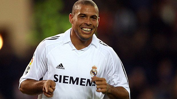 
                <strong>Ronaldo</strong><br>
                Ronaldo: Los geht's mit "El Fenomeno". Der Brasilianer gilt um die Jahrtausendwende als bester Stürmer der Welt. Drei Mal holt sich der mittlerweile 39-Jährige die Ehrung zum Weltfußballer ab. Hinzu kommen zwei Weltmeistertitel und zahlreiche Trophäen mit seinen Vereinen. Nur die Champions League gewinnt Ronaldo nie - weder mit Real Madrid, noch mit dem FC Barcelona oder den beiden Mailänder Klubs.
              
