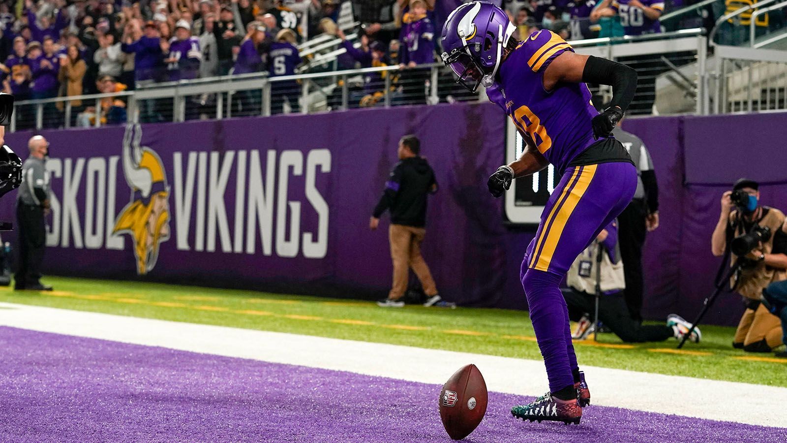 
                <strong>22. Platz (geteilt): Minnesota Vikings</strong><br>
                &#x2022; Overall Rating: <strong></strong><br>&#x2022; Beste Spieler: Dalvin Cook (94), Justin Jefferson (93), Harrison Smith (90)<br>
              