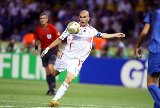 
                <strong>Rechtes zentrales Mittelfeld: Zinedine Zidane</strong><br>
                Zidane operiert im zentralen Mitteldfeld. Einer der besten Kreativspieler aller Zeiten. An seiner Seite kickt ...
              