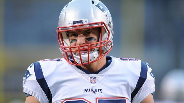 
                <strong>Rob Gronkowski (Tight End/New England Patriots)</strong><br>
                Ist das gewagt? Oder einfach nur grenzenloses Selbstvertrauen? Gronkowski bekommt 4,25 Millionen Dollar Grundgehalt. Einiges mehr kann sich Gronk aber über Boni holen. Mit mehr als 1000 Receiving Yards hat er sich bereits jetzt satte 4,5 Millionen Dollar dazu verdient. Weitere zwei Millionen kämen dazu, wenn er eine von vier Marken knackt. 90 Prozent Einsatzzeit kann er vor dem letzten Saisonspiel nicht mehr schaffen. Auch 80 Catches (er steht bei 69) oder 1200 Yards (1084) könnten schwierig werden. Bliebe noch die Wahl ins All-Pro-Team. Das hat er zuvor bereits viermal geschafft.
              