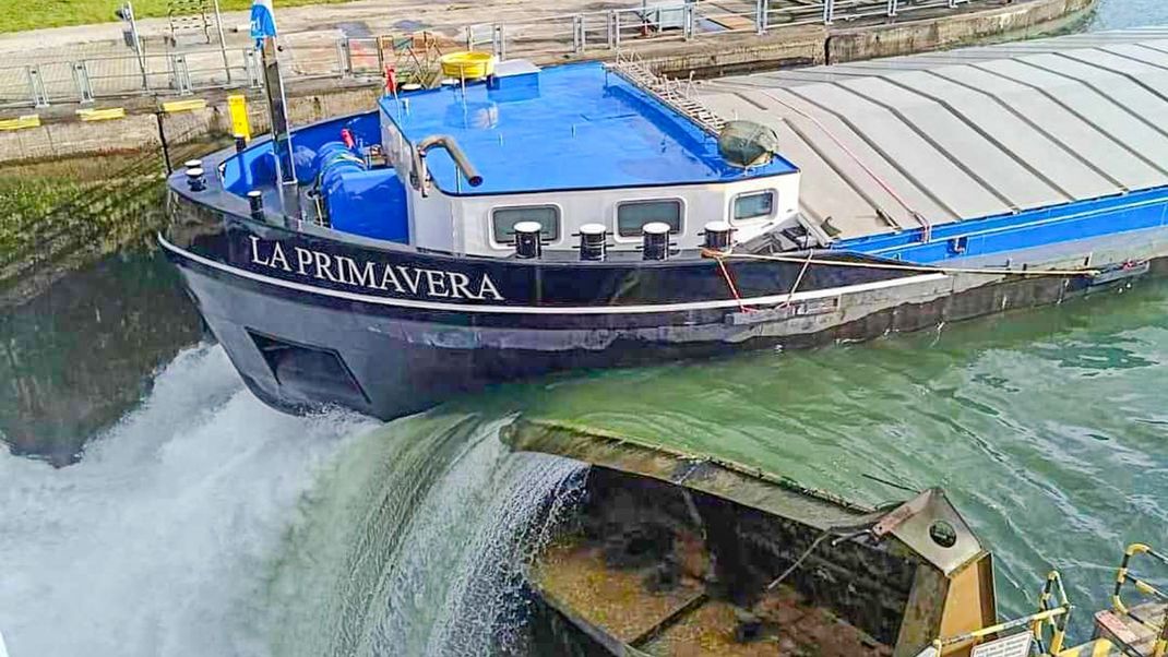 Das Güterschiff "La Primavera" hatte im November auf dem Oberrhein die Schleuse Iffezheim gerammt und teilweise zerstört.