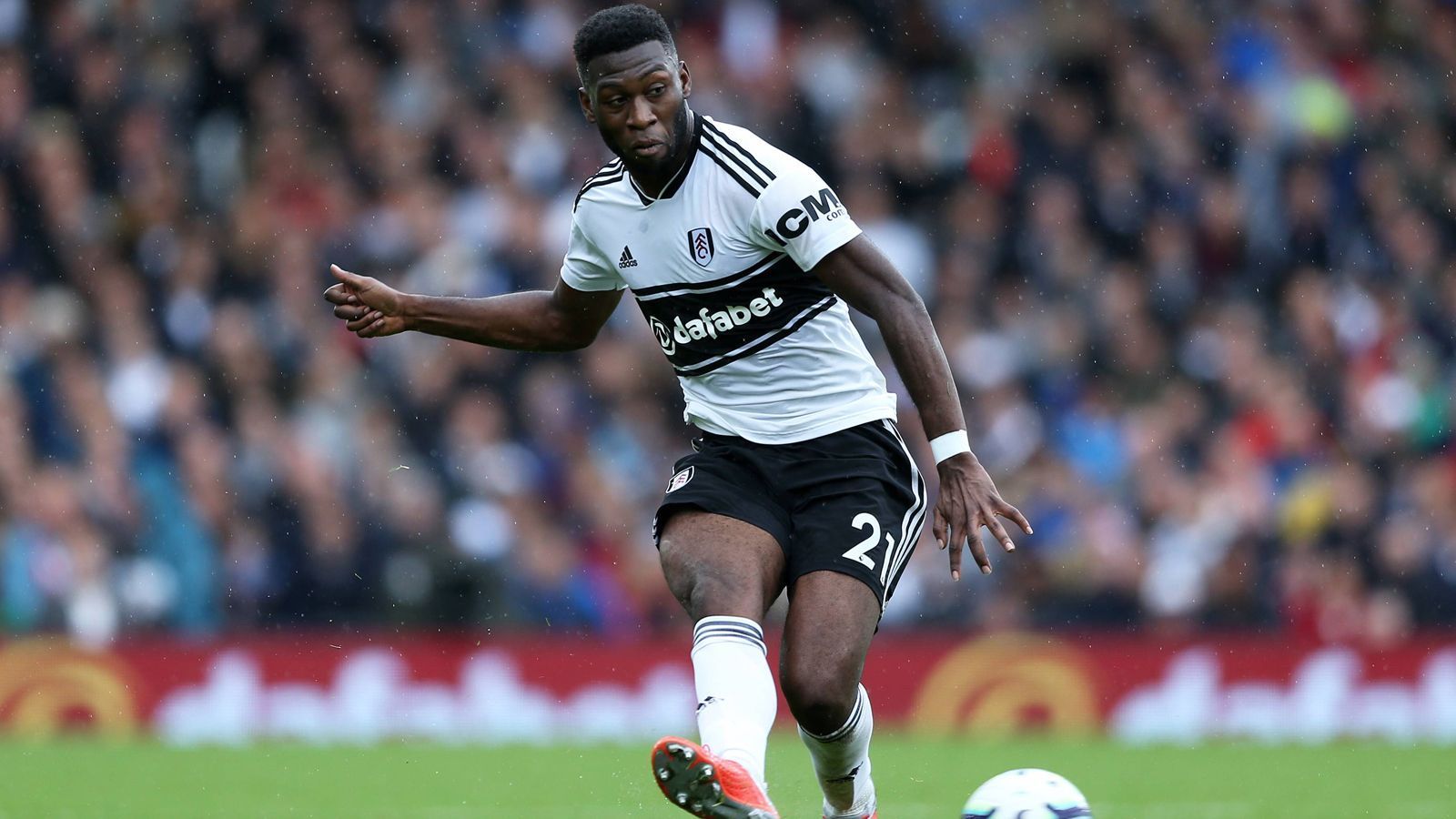 
                <strong>Tim Fosu-Mensah (FC Fulham)</strong><br>
                Der Niederländer Tim Fosu-Mensah wollte als Leihspieler bei Premier-League-Aufsteiger Fulham zurück in die Spur finden und sich so möglicherweise bei Stammklub Manchester United eine Zukunft erspielen. Doch aus dem Vorhaben wurde nichts. Einerseits stieg Fulham trotz zahlreicher millionenschwerer Neuzugänge sang- und klanglos sofort wieder aus der Premier League ab und zudem ereilte Fosu-Mensah das Verletzungspech. Der 21-Jährige zog sich nach 13 Pflichtspiel-Einsätzen für Fulham eine schwere Knieverletzung zu und arbeitet nach einer OP derzeit an seiner Rehabilitation.
              