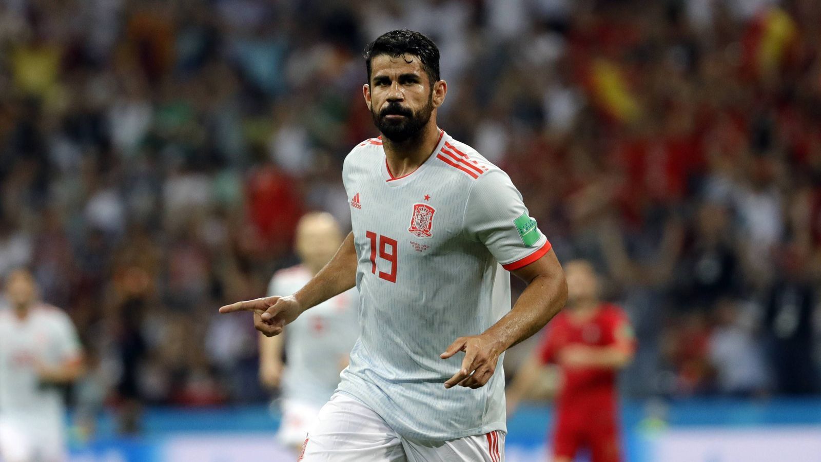 
                <strong>Diego Costa (Spanien)</strong><br>
                Diego Costa - Brasilien: Mit 16 Jahren verließ der Stürmer sein Heimatland. Über Portugal landete Costa in Spanien bei Atletico Madrid. Dort entwickelte er sich zum Top-Spieler. Trotz einiger Freundschaftsspiele für die "Selecao" entschied er sich vor der WM 2014 für die spanische Nationalmannschaft.
              