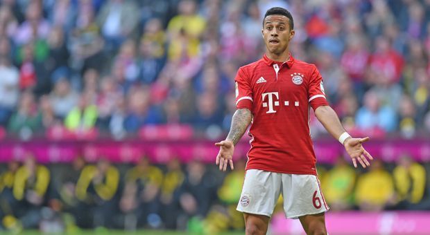 
                <strong>Thiago</strong><br>
                Als Zehner darf bei uns Thiago ran. Im Hinspiel machte der Spanier leider eines seiner schlechteren Saisonspiele, auch weil ihm einer aus dem Modric-Kroos-Casemiro immer auf den Füßen stand. Im Bernabeu werden die Bayern-Fans aber wieder den echten Thiago sehen: kreativ, spielfreudig, mutig.
              