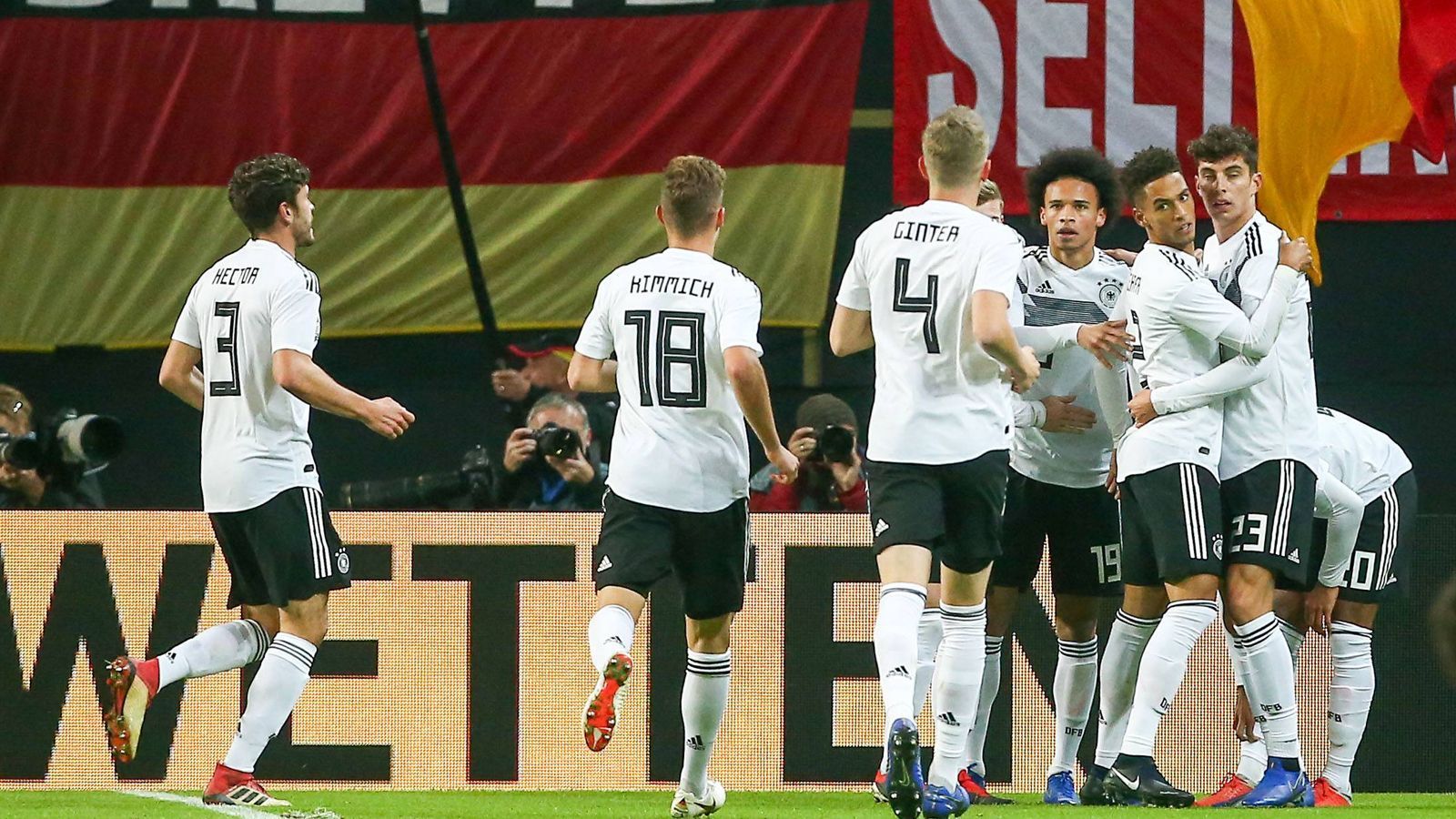 
                <strong>Das DFB-Team gegen Russland in der Einzelkritik</strong><br>
                Die deutsche Nationalmannschaft feiert mit vielen jungen Wilden ein 3:0 gegen Russland. Wir haben den Auftritt benotet.
              