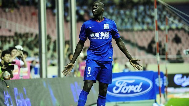 
                <strong>Demba Ba</strong><br>
                Demba Ba (Shanghai Greenland Shenhua): Hoffenheim, West Ham, Newcastle, Chelsea, Besiktas Istanbul und Shangai Greenland Shenhua. Das sind die Stationen von Demba Ba. Angeblich soll der Senegalese in China ein fürstliches Gehalt bekommen. 
              