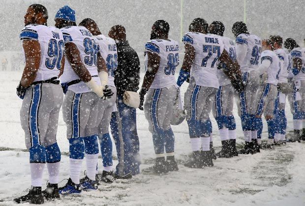 
                <strong>Teamvorstellung in weiß</strong><br>
                Als die Teams kurz vor Spielbeginn zur Vorstellung aufs Feld kommen, schneit es immer noch. Manch einer der Lions hält diese Auswärtsfahrt wohl eher für einen schlechten Scherz
              