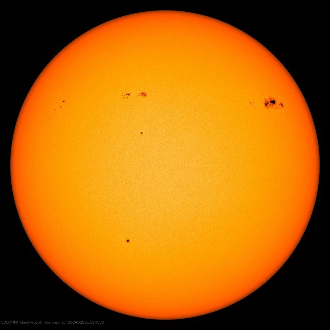 Sonnenflecken tauchen immer wieder auf der Sonnenoberfläche auf und entstehen durch starke Magnetfelder im Inneren der Sonne.