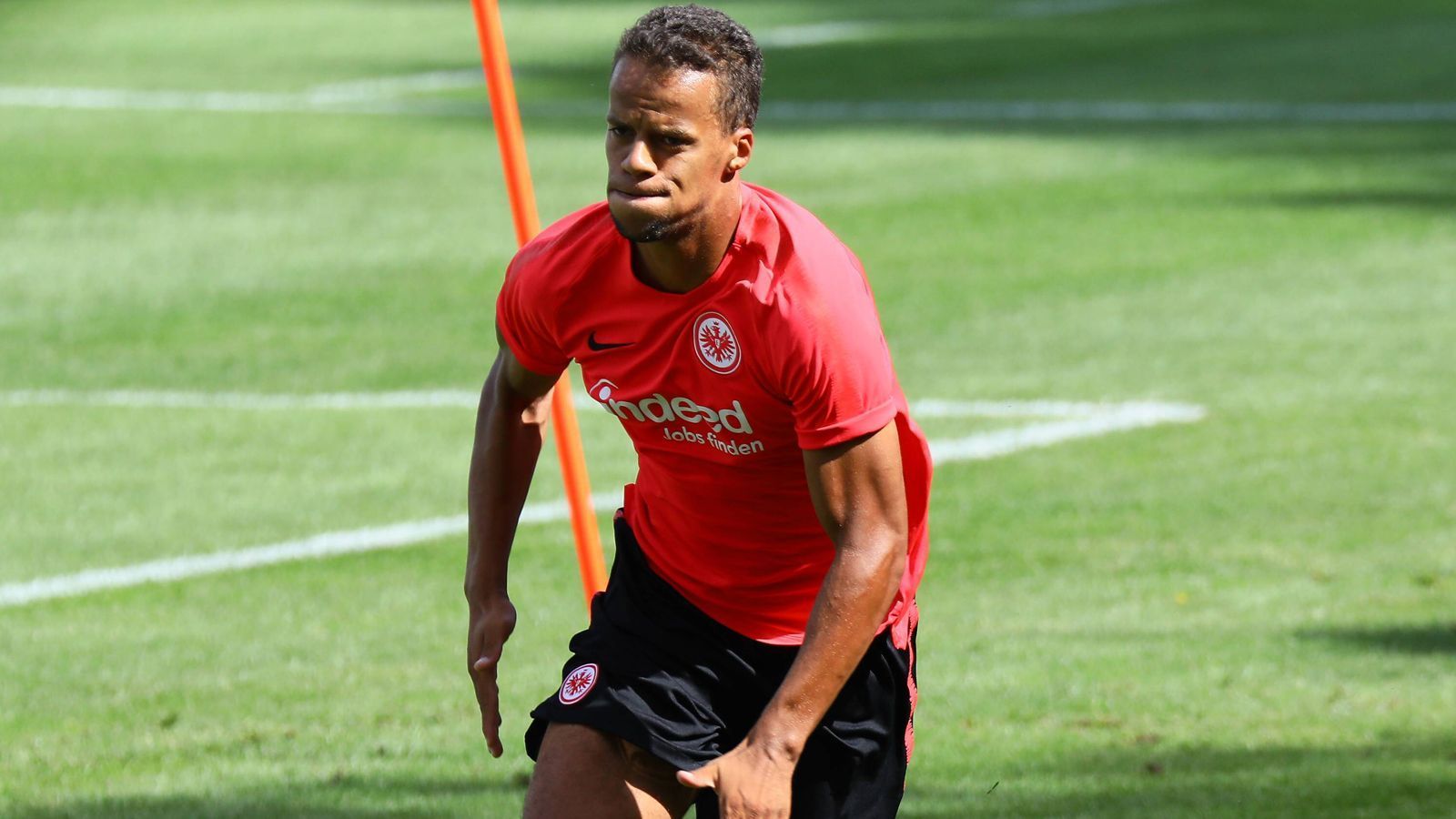 
                <strong>Timothy Chandler (Eintracht Frankfurt)</strong><br>
                Als deutsch-amerikanischer Doppelstaatsbürger entschied sich Timothy Chandler ebenfalls, für die USA aufzulaufen. Der aktuell an einer Knieverletzung laborierende Frankfurter bestritt bislang 29 Länderspiele für die Vereinigten Staaten und sammelte in der Bundesliga die Erfahrung von 192 Spielen für Nürnberg und die Eintracht. Das bislang letzte Länderspiel des Sohnes eines US-Soldaten liegt mittlerweile aber auch schon zwei Jahre zurück. Seit Jürgen Klinsmann als US-Coach gefeuert wurde, bekam Rechtsverteidiger Chandler nämlich gar keine Einladung mehr.
              