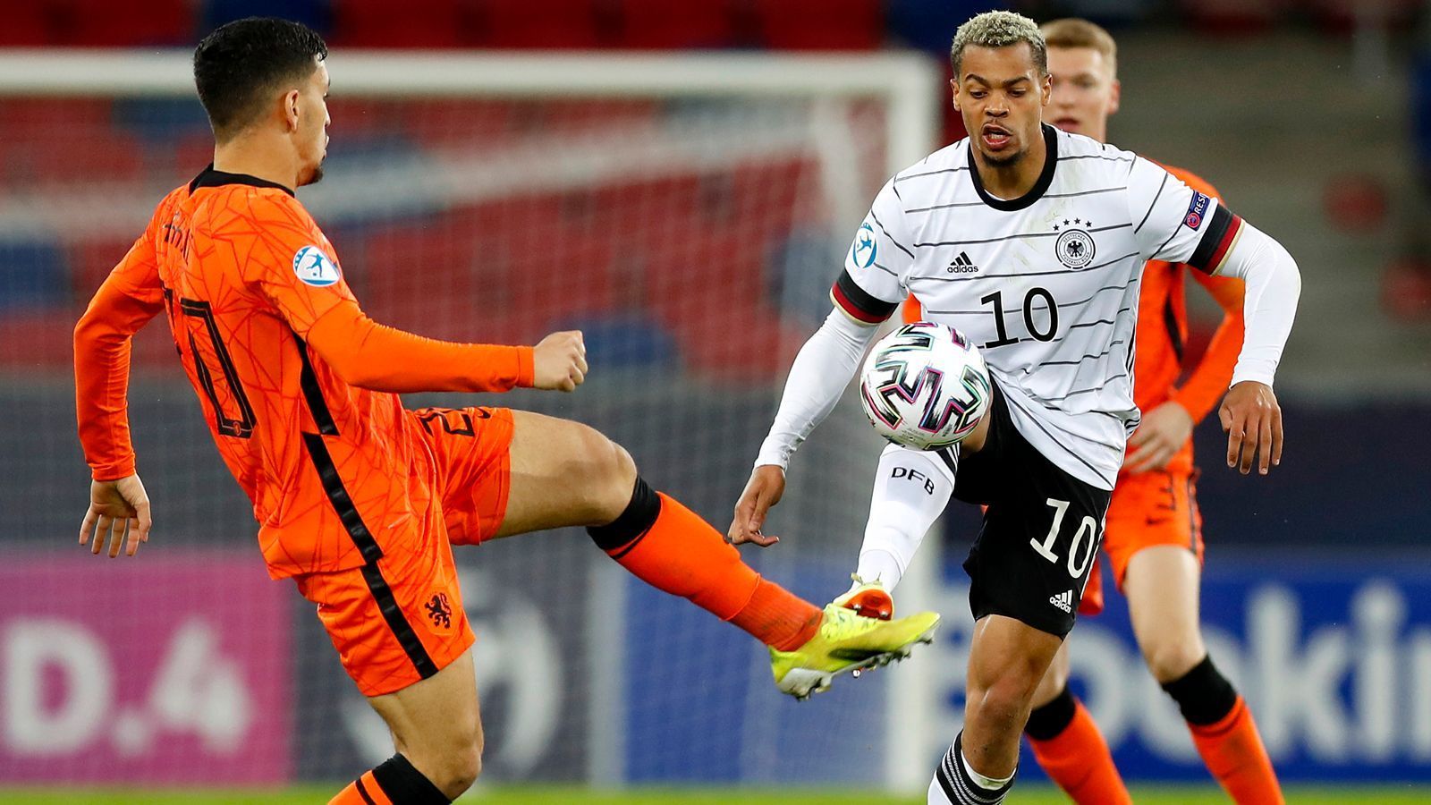 
                <strong>Lukas Nmecha</strong><br>
                Am 1:0 hat der frühere englische Auswahlspieler großen Anteil, denn seinen starken Lauf schließt er mit einer brillanten Vorlage per rechtem Außenrist ab. Durchgehend einsatzfreudig und durchsetzungsstark, aber vor dem Tor fehlt ihm das Fortune. So scheitert Nmecha nach einer guten halben Stunde an Bijlow. Weil ihm auch die Kraft ausgeht, bekommt er zeitig eine Ruhepause. ran-Note: 2
              