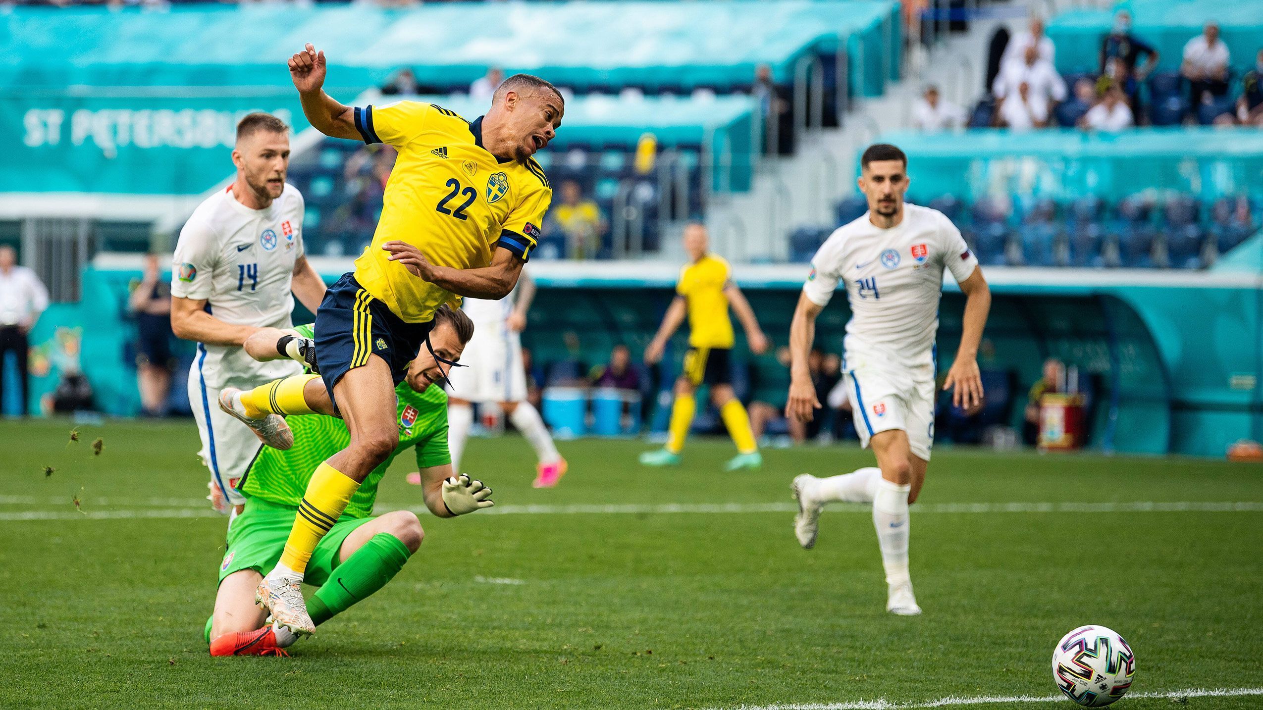 
                <strong>Elfmeter für Schweden</strong><br>
                Nach dem Seitenwechsel nahmen die Chancen auf beiden Seiten ein wenig zu. Nach 75 Minuten startete Quaison in die Tiefe und legte den Ball an Keeper Dubravka vorbei. Dieser konnte nicht mehr ausweichen und holte den Schweden von den Beinen. Schiri Daniel Siebert konnte gar nicht anders, als auf den Elfmeterpunkt zu zeigen.
              