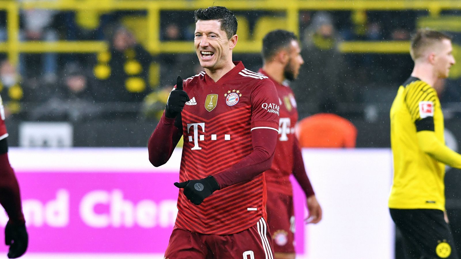 
                <strong>Robert Lewandowski</strong><br>
                Kein Frust wegen des nicht gewonnen Ballon d'Or zu sehen. Taucht mit Müller immer wieder gefährlich im Strafraum der Dortmunder auf, anfangs ist das aber noch nicht zwingend genug. Ist der Leidtragende, dass die letzten Pässe der Bayern nicht ankommen. Nutzt einen Konter nach Müllers Vorarbeit in der 9. Minute eiskalt zum 1:1. Erhöht sein Trefferkonto schließlich in der 77. Minute mit einem umstrittenen Handelfmeter. ran-Note: 2
              