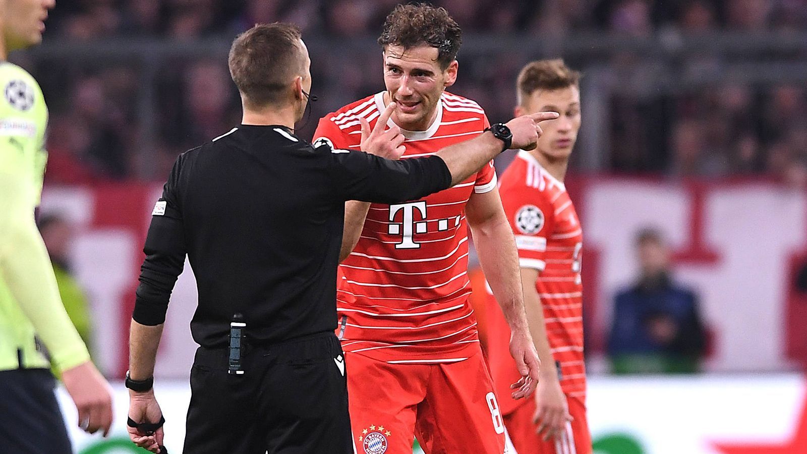 
                <strong>Leon Goretzka (FC Bayern München)</strong><br>
                Darf – anders als am Samstag gegen Hoffenheim – wieder auf etwas offensiverer Position ran. Variiert zu selten das Tempo, verbessert sich in diesem Punkt erst kurz vor der Pause. Gibt in der 57. Minute an der Seitenlinie den Anheizer für die Fans. Kann insgesamt deutlich mehr. ran-Note: 3
              