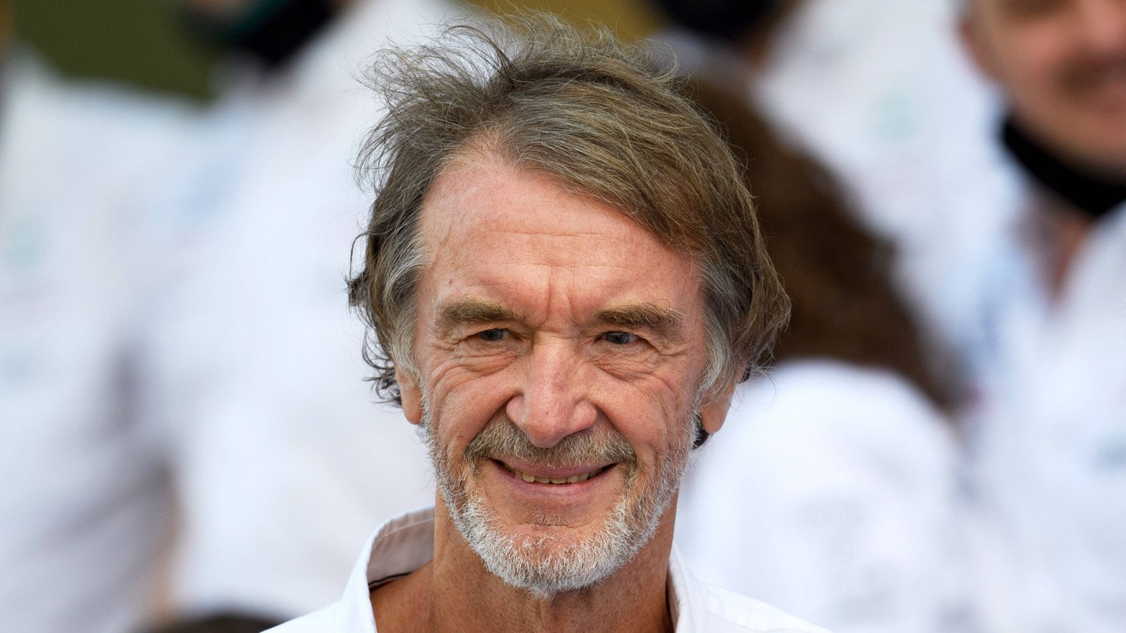 
                <strong>Sir Jim Ratcliffe</strong><br>
                Sir Jim Ratcliffe würde keinen Investorenpartner benötigen, um den FC Liverpool zu kaufen. Der Gründer und Vorstand des Chemieunternehmens "Ineos" soll ein Vermögen von knapp 24 Milliarden Euro haben. Fußball ist seine Leidenschaft. Ratcliffe gehören bereits der Ligue-1-Klub OGC Nizza sowie der FC Lausanne-Sport, hatte zudem Interesse am FC Chelsea und Manchester United. Mit dem FC Liverpool könnte er also den logischen nächsten Anlauf wagen.
              