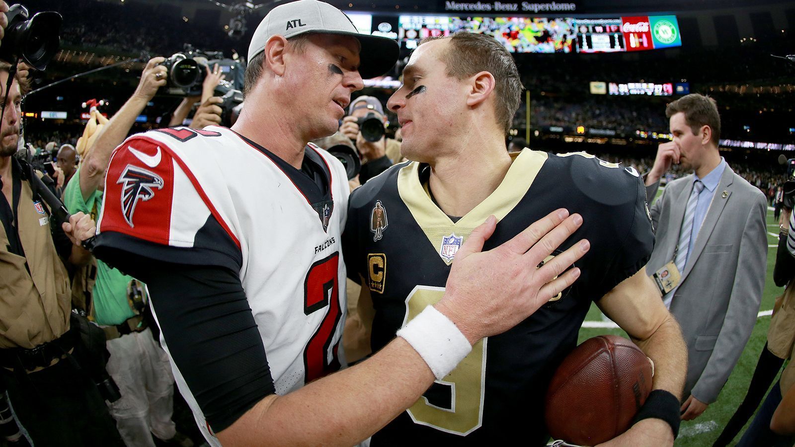 
                <strong>Woche 13: New Orleans Saints at Atlanta Falcons</strong><br>
                Die Rivalität zwischen den New Orleans Saints und den Atlanta Falcons ist die älteste in der NFC South. Die beiden Teams waren nämlich die beiden ersten NFL-Franchise im sogenannten "tiefen Süden". Die vergangenen drei Duelle gewannen die Saints, die drei Begegnungen davor die Falcons. Wer diesmal gewinnt? Egal. Das Wichtigste ist: Bei den beiden Quarterbacks Drew Brees (Saints) und Matt Ryan (Falcons) ist mit einem Offensiv-Spektakel zu rechnen.  
              