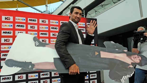 
                <strong>Angst vor Klitschko?</strong><br>
                Zunächst ersteigerte das Klitschko-Management den Kampf, nachdem es keine Einigung gab. Der Kampf war für den 11. September 2010 in der Frankfurter Fußball-Arena terminiert. Nachdem Povetkin aber nicht zu einer obligatorischen Pressekonferenz erschien, entzog der Verband IBF Povetkin den Status als Pflichtherausforderer. Hieß: Der Kampf war geplatzt. Povetkins Trainer Teddy Atlas verriet später: "Ich habe von Anfang gesagt, dass ich mehr Zeit brauche. Ich wollte den Fight nicht sofort haben. Lasst mir mehr Zeit mit ihm. Auch mir geht dadurch Geld durch die Lappen. Ich habe mich aber entschieden, das zu tun, was für meinen Kämpfer am besten ist."
              