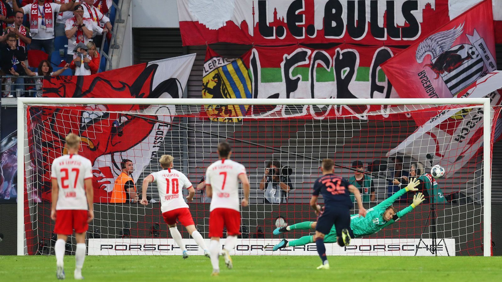 
                <strong>1. These: RB Leipzig rockt bis ins Viertelfinale</strong><br>
                Es hätte sooooooo viel schlimmer kommen können für die Bullen. Als Mannschaft aus Lostopf 4 drohten RB in der Gruppenphase gleich mehrere dicke Brocken. Benfica, Zenit St. Petersburg und Olympique Lyon kann man da fast schon als Fallobst bezeichnen. Spätestens seit der bärenstarken zweiten Halbzeit gegen die Bayern muss man Leipzig auf dem Zettel haben - auch auf internationalem Terrain. Das erste Spiel in der Hölle von Lissabon ist die Feuertaufe für die Nagelsmänner - am Ende gibt's ein beachtliches 1:1. Weil RB sämtliche Heimspiele gewinnt, zieht man als Gruppensieger ins Achtelfinale ein. Dort hat Leipzig abermals Losglück - Atalanta Bergamo it is! Es folgen zwei abartig wilde Spiele gegen die Tormaschine der Serie A (77 Treffer in der letzten Saison). Am Ende kommt Leipzig mit 3:3 und 4:3 weiter. Im Viertelfinale gibt's dann aber gegen den späteren CL-Sieger zwei Rutschen ...
              