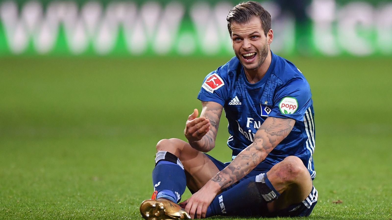 
                <strong>Dennis Diekmeier (zuletzt Hamburger SV)</strong><br>
                203 Bundesligaspiele kann Rechtsverteidiger Dennis Diekmeier bei Vertragsverhandlungen als Referenz anführen. Dass er dabei kein einziges Tor erzielen konnte, sollte der 28-Jährige jedoch wohl lieber verschweigen. Zuletzt stand Diekmeier acht Jahre beim HSV unter Vertrag, ehe ausgerechnet zu seinem Abschied der Abstieg des bisherigen Bundesliga-Dinos kam. Seitdem gab es nur wenige Gerüchte um einen möglichen neuen Arbeitgeber, etwa Besiktas Istanbul, doch das ist schon Monate her und daraus wurde offensichtlich auch nichts. Somit heißt es für den 29-Jährigen im besten Fußballer-Alter weiter zu warten, bis sich möglicherweise etwas auftut.
              