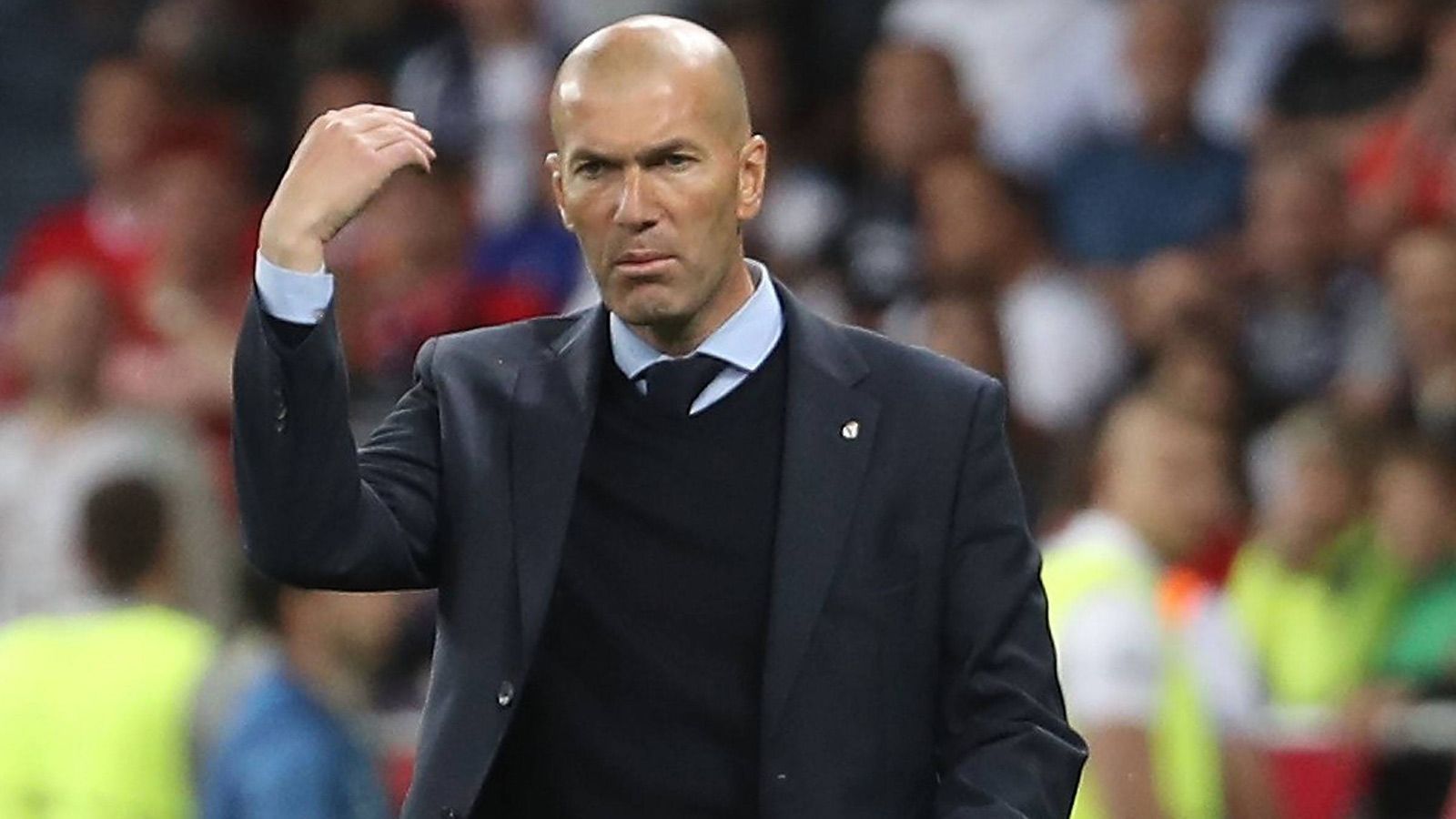 
                <strong>Zinedine Zidane (Real Madrid)</strong><br>
                Der Erfolgstrainer verliert auch während des schwammigen Beginns seines Teams nicht die Ruhe und strahlt diese auch auf die Spieler aus. Wie gewohnt setzt der einstige Ballvirtuose auf die Routine seiner Stars und lässt diesen viele Freiheiten. Mit der Einwechslung von Bale gelingt ihm ein Geniestreich. Es ist kein Zufall, dass Real unter ihm den Henkelpott zum dritten Mal nacheinander abräumt. ran-Note: 1
              