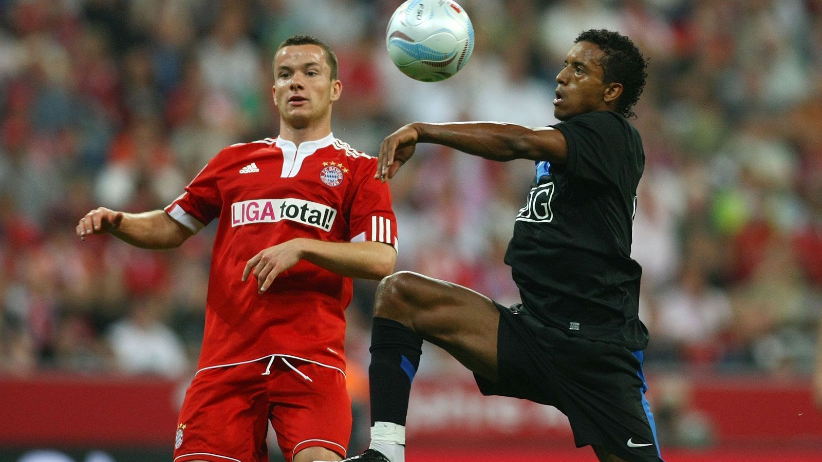 
                <strong>Alexander Baumjohann</strong><br>
                Der offensive Mittelfeldspieler, der in der Schalke-Jugend ausgebildet wurde, wechselte 2009 von Gladbach zum Rekordmeister. Gerade einmal ein halbes Jahr später war seine Münchner Zeit schon wieder vorbei. Über die Stationen Schalke, Kaiserslautern und Berlin verschlug es Baumjohann zwischenzeitlich nach Brasilien, zum EC Vitoria. Seit dem August 2018 spielt der zweimalige U21-Nationalspieler in Australien, zuerst bei den Western Sydney Wanderers und mittlerweile beim Liga-Konkurrenten Sydney FC.
              